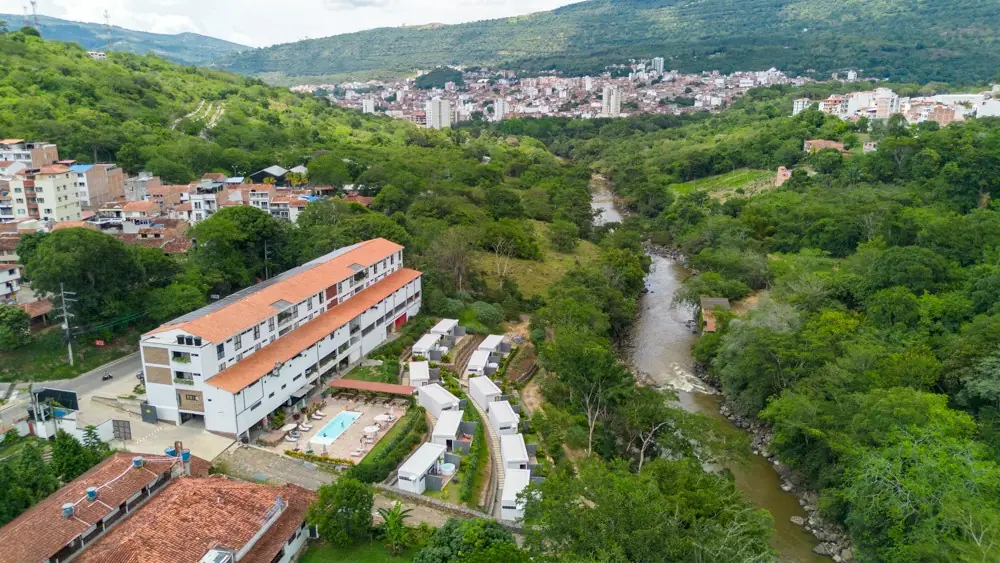 El glamping junto al río Fonce, con el valle verde y la ciudad de San Gil al fondo